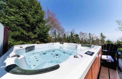 Les Eboulements Ski Chalet | Chalet Bleu 55: Hot Tub, Views, Games & BBQ