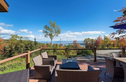 Les Eboulements Ski Chalet | Chalet Bleu 55: Hot Tub, Views, Games & BBQ