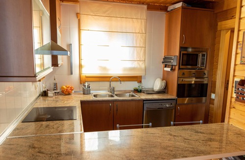 Calafell House | Chalet 'Casa de Madera' with Mountain View, Garden, A/C, Pool & Wi-Fi