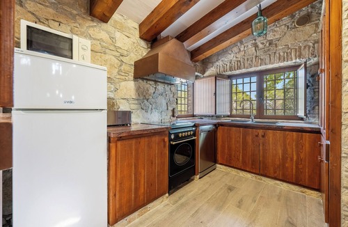 Querol Ski Chalet | Chalet "Casa de Pedra" with Mountain View, Shared Pool & Wi-Fi