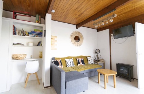 Vernet-la-Varenne House | Chalet Cottage 50 m from Lake with View, Private Terrace, and Wi-Fi