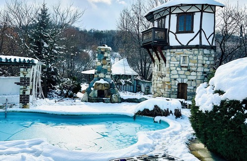 Dobreni Cabin | Chalet d’Argent 3-bedroom cabin in lovely Dobreni with a magic garden and pool