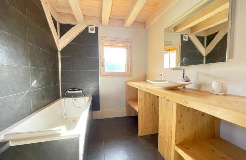 Notre-Dame-de-Bellecombe Ski Chalet | Chalet de luxe 10 pers. avec sauna au cœur du village, WiFi inclus - FR-1-505-34