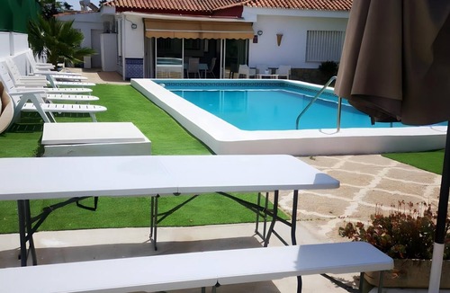 Valencina de la Concepcion House | Chalet de Lujo con Piscina Privada y Terraza Ideal para Familias y Grupos en Se