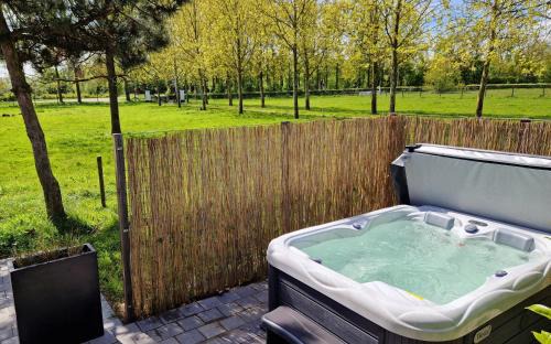 Leur Ski Chalet | Chalet de Scherpenweide, compleet landelijk gelegen huisje met optie jacuzzi