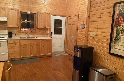 Newport Landing Cottage | Chalet Drive - Lakefront Cottage