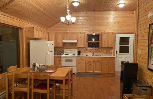 Newport Landing Cottage | Chalet Drive - Lakefront Cottage