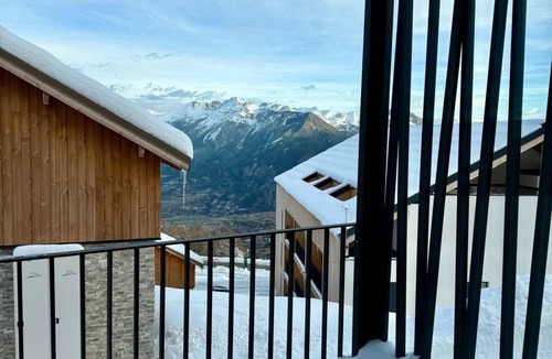 Risoul Ski Chalet | Chalet du Cerf Blanc Risoul 1850 New, bay window on terrace, 200m from the slopes
