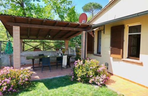 Montescudaio Villa | Chalet Elena in Montescudaio, ground floor with fenced garden