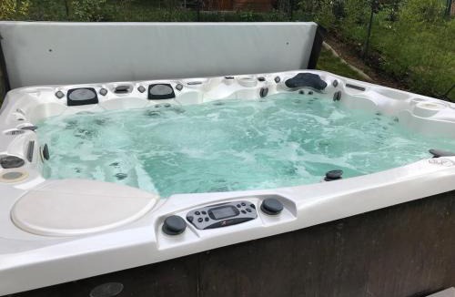 Villy-le-Pelloux Ski Chalet | Chalet ensoleillé avec jacuzzi 8 places