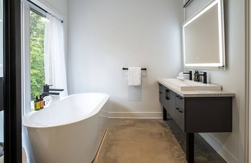 La Conception Ski Chalet | Chalet Everest - few minutes from Mont-Tremblant with hot tub