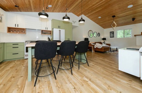 Halfmoon Bay Ski Chalet | Chalet Firefly BC REGISTRY APPROVAL #H631676206