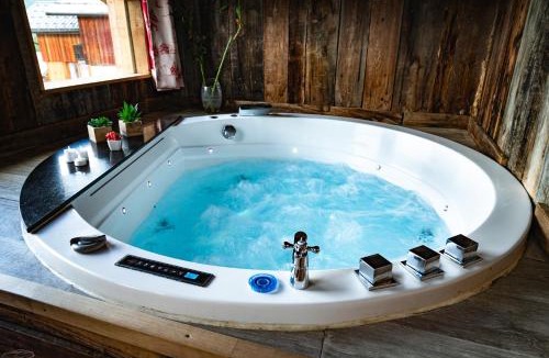 Bellentre Ski Chalet | Chalet La Plagne jacuzzi vue top