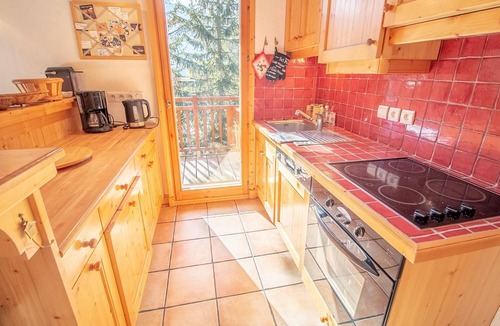 Meribel Ski Chalet | Chalet le France a beautiful detached chalet in the forest