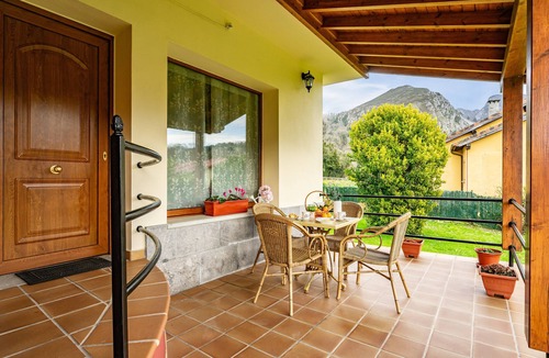 San Juan de Parres Apartment | Chalet 'Les Cuartes 3' with Mountain Views, Private Terrace and Private Garden