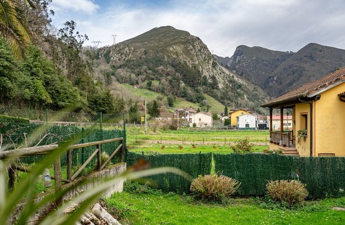 San Juan de Parres Apartment | Chalet 'Les Cuartes 3' with Mountain Views, Private Terrace and Private Garden