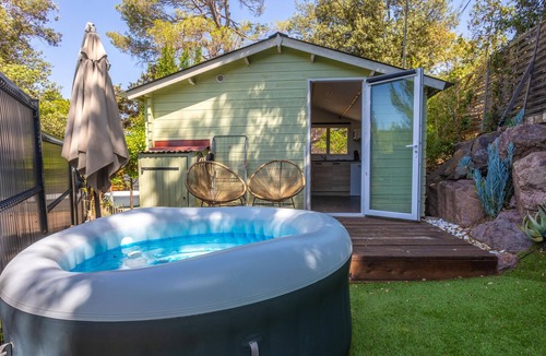 Saint-Raphael Cabin | Chalet 'Les Messugues' with Private Terrace, Wi-Fi and Air Conditioning