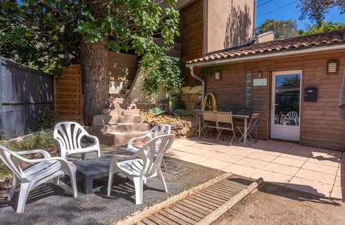 Saint-Raphael Cabin | Chalet 'Les Messugues' with Private Terrace, Wi-Fi and Air Conditioning