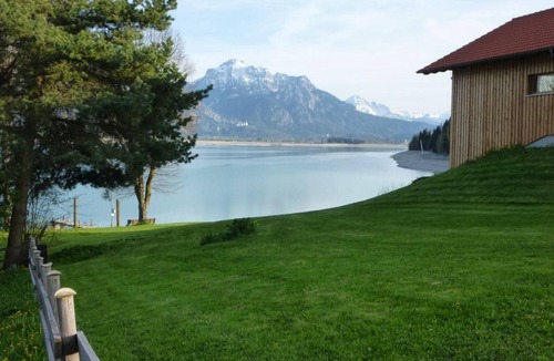 Dietringen Apartment | Chalet mit Blick auf das Wasser by Interhome