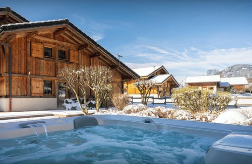 Samoens Ski Chalet | Chalet OCimes - authentic alpine stay 12p with sauna - OVO Network