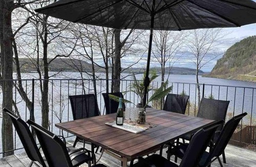 Mauricie Ski Chalet | Chalet rustique au bord de la rivière St-Maurice, bâteau, ski, motoneige