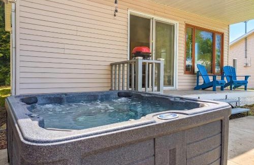 Cap-Saint-Ignace Ski Chalet | Chalet Studio #1 Waterfront with Spa Fireplace & Wifi
