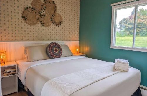 Cap-Saint-Ignace Ski Chalet | Chalet Studio #3 Waterfront with Spa, Fireplace & Wifi