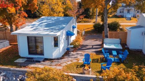 Cap-Saint-Ignace Ski Chalet | Chalet Studio #5 Waterfront with Spa, Fireplace & Wifi