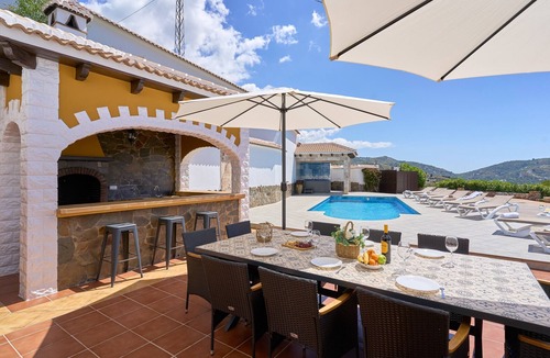 Sayalonga House | Chalet 'Villa Javier En Sayalonga' with Mountain View, Wi-Fi and Air Conditioning