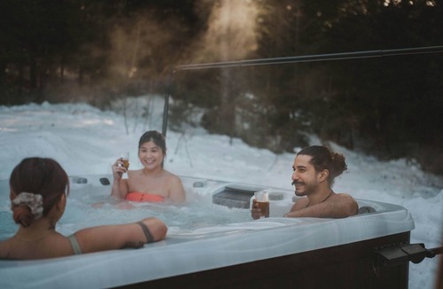 Fiddler Lake Resort Ski Chalet | Chalet White Wolf Spa at Fiddler Lake with Private Spa, Sauna, and Pool