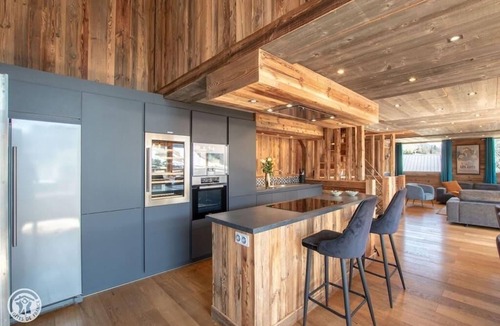Les Gets Ski Chalet | Chalet, wifi, view mountain, terrace, parking, tv, ski locker, 220m², Les Gets