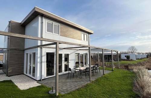 Hellevoetsluis House | Chalet with 5 bedrooms and 3 bathrooms