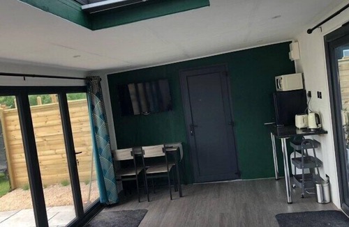 Chackmore House | Chalet with Skylight, Patio,Ensuite + HotTub/Sauna
