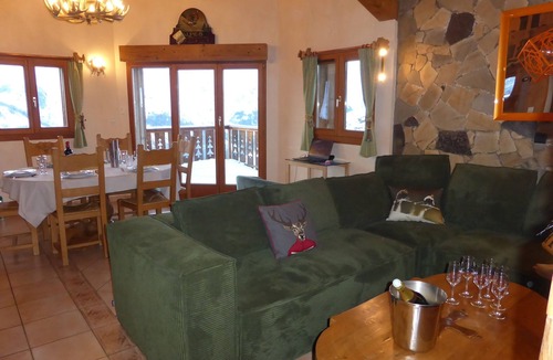 Beranger Ski Chalet | Chalet with view, sleeps 6 to 8, less than 10 minutes from the 3 Vallées slopes.