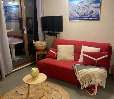 Premanon Apartment | Chaleureux studio montagnard avec balcon 2402