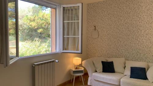 Chateau-Arnoux-Saint-Auban House | Chambre et salon 4 personnes, salle de bains et WC privés -sans cuisine- dans maison provençale chez l'habitant