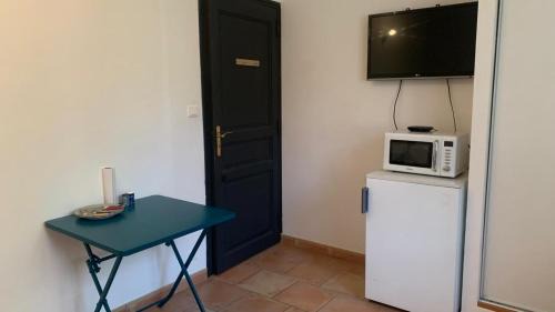 Chateau-Arnoux-Saint-Auban House | Chambre et salon 4 personnes, salle de bains et WC privés -sans cuisine- dans maison provençale chez l'habitant