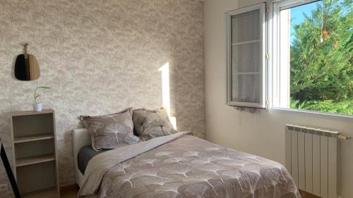 Chateau-Arnoux-Saint-Auban House | Chambre et salon 4 personnes, salle de bains et WC privés -sans cuisine- dans maison provençale chez l'habitant