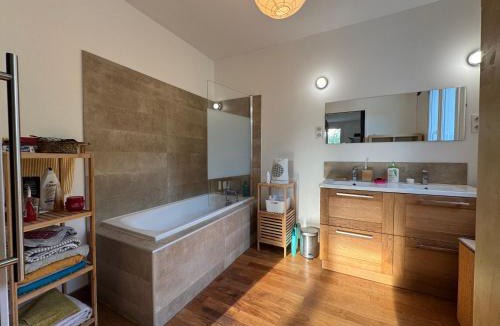 Saint-Martin-de-la-Brasque House | Chambre chez l'habitant avec piscine et cuisine d'été