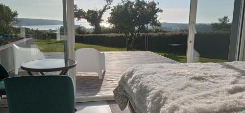 Hanvec House | Chambre avec terrasse privative et vue mer