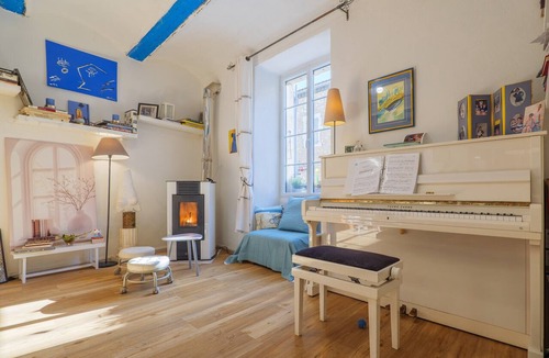 Lagorce Bed & Breakfast | Chambre Bleu Guest Room with Shared Garden and Wi-Fi
