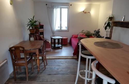 Uzerche Apartment | chambre cosy