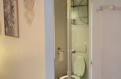 Beaufort Bed & Breakfast | Chambre D'hôtes, La Maison Millésime, Chambre L'olivier, Salle de Douche Privée