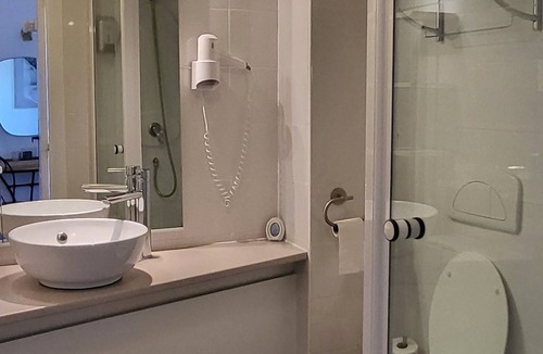Beaufort Bed & Breakfast | Chambre D'hôtes, La Maison Millésime, Chambre L'olivier, Salle de Douche Privée