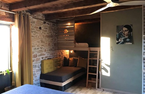 Saint-Cernin-de-Larche Bed & Breakfast | Chambre D'hôtes Familiale sur le Causse Corrézien. Calme Assuré. Tarif Pour 2