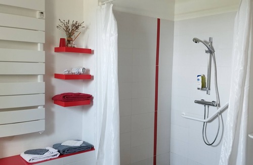 Charancieu Bed & Breakfast | Chambre d'hôtes bachole, separate entrance from chalet, access to kitchen