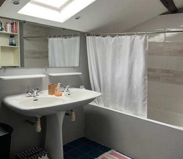 Amendeuix-Oneix House | Chambre dans Maison basque typique