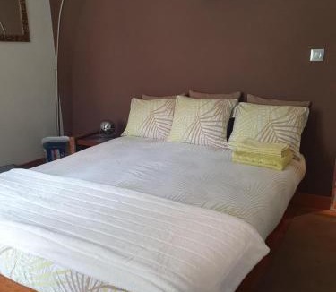 Charlier - Valvert House | Chambre double accueillante avec douche privative
