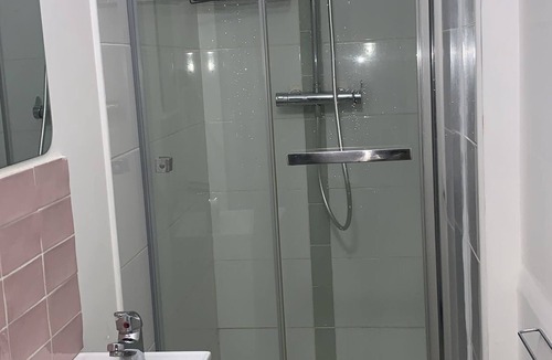 Antony Bed & Breakfast | Chambre Double Avec Douche Privée à Antony