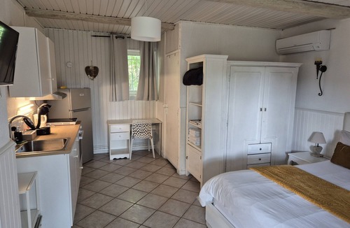 Crest Bed & Breakfast | Chambre Selena courtyard view